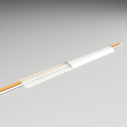 CILSON Bodenkanal 50×12 mm Weiß auf dem Boden verlegt – Deckel teilweise abgenommen, Leitungen liegen in den Kammern – Paket 20 Stangen