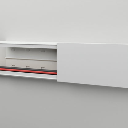 CILSON Kabelkanal 100×40 mm Grau an der Wand montiert – Deckel teilweise abgenommen, Leitungen liegen im Kanal, Bodenlochung sichtbar – Paket 10 Stangen
