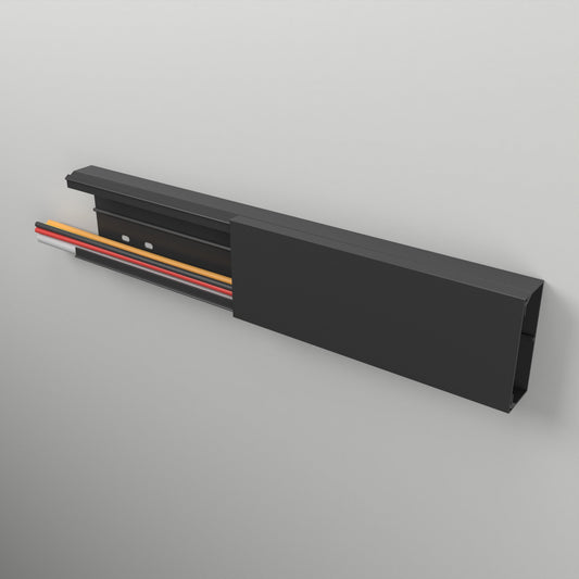 CILSON Kabelkanal 100×40 mm Schwarz an der Wand montiert – Deckel teilweise abgenommen, Leitungen liegen im Kanal, Bodenlochung sichtbar – Paket 20 Stangen