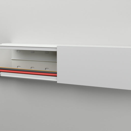 CILSON Kabelkanal 100×60 mm Grau an der Wand montiert – Deckel teilweise abgenommen, Leitungen liegen im Kanal, Bodenlochung sichtbar – Paket 20 Stangen