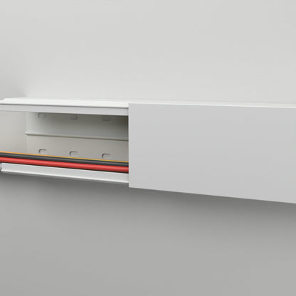 CILSON Kabelkanal 100×60 mm Grau an der Wand montiert – Deckel teilweise abgenommen, Leitungen liegen im Kanal, Bodenlochung sichtbar – Paket 10 Stangen