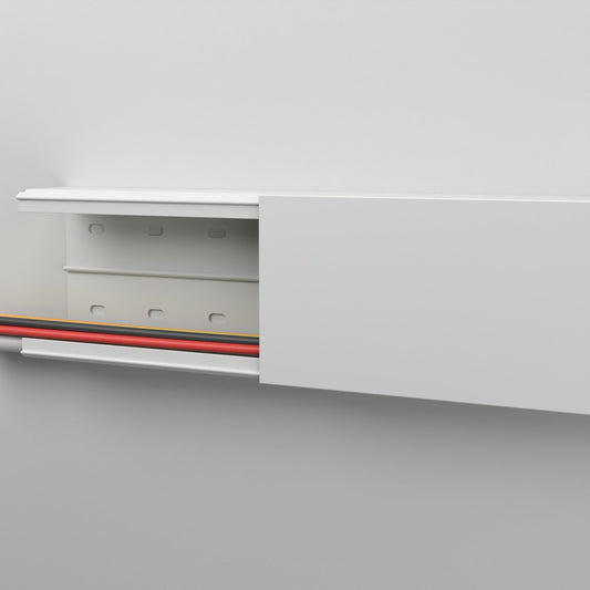 CILSON Kabelkanal 120×60 mm Grau an der Wand montiert – Deckel teilweise abgenommen, Leitungen liegen im Kanal, Bodenlochung sichtbar – Paket 10 Stangen