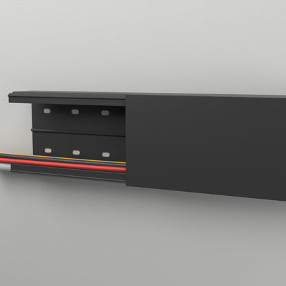 CILSON Kabelkanal 120×60 mm Schwarz an der Wand montiert – Deckel teilweise abgenommen, Leitungen liegen im Kanal, Bodenlochung sichtbar – Paket 10 Stangen