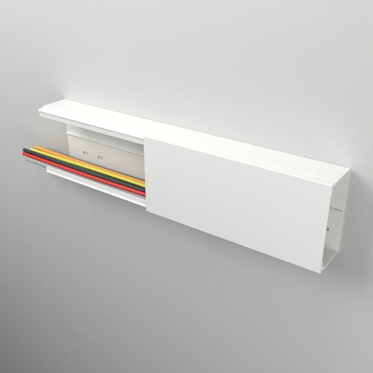 CILSON Kabelkanal 120×60 mm Weiß an der Wand montiert – Deckel teilweise abgenommen, Leitungen liegen im Kanal, Bodenlochung sichtbar – Paket 20 Stangen