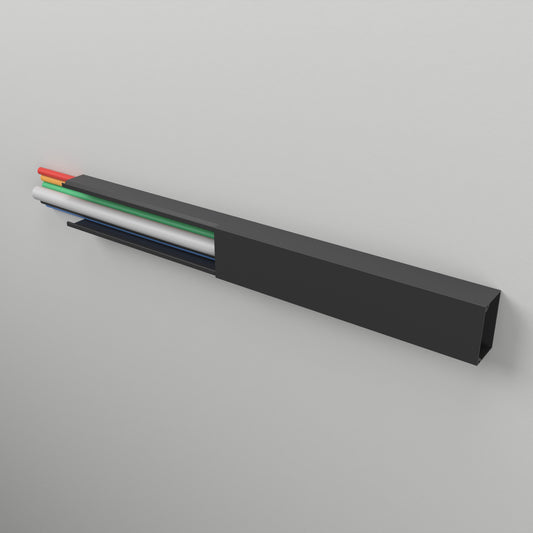CILSON Kabelkanal 40×25 mm Schwarz an der Wand montiert – Deckel teilweise abgenommen, Leitungen liegen im Kanal