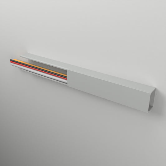 CILSON Kabelkanal 60×40 mm Grau an der Wand montiert – Deckel teilweise abgenommen, Leitungen liegen im Kanal, Bodenlochung sichtbar