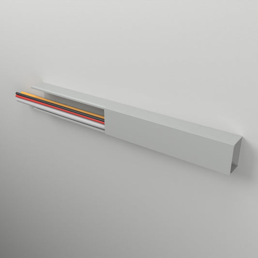 CILSON Kabelkanal 60×40 mm Grau an der Wand montiert – Deckel teilweise abgenommen, Leitungen liegen im Kanal, Bodenlochung sichtbar – Paket 10 Stangen