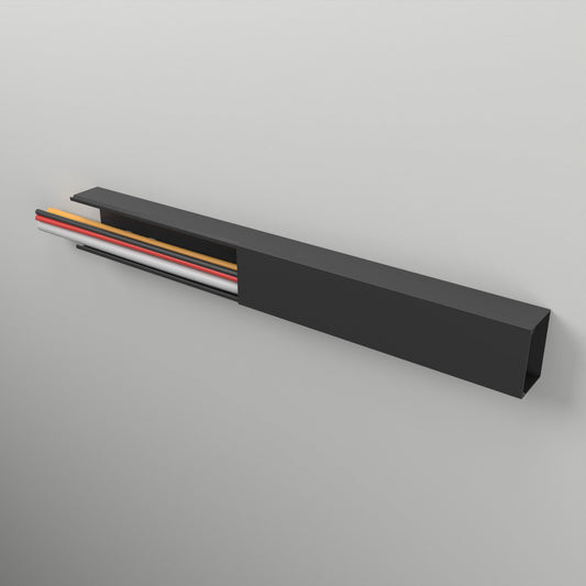 CILSON Kabelkanal 60×40 mm Schwarz an der Wand montiert – Deckel teilweise abgenommen, Leitungen liegen im Kanal, Bodenlochung sichtbar – Paket 10 Stangen