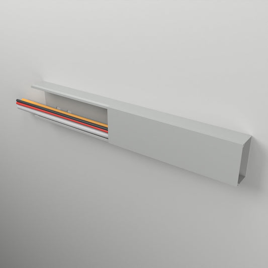 CILSON Kabelkanal 80×40 mm Grau an der Wand montiert – Deckel teilweise abgenommen, Leitungen liegen im Kanal, Bodenlochung sichtbar – Paket 10 Stangen