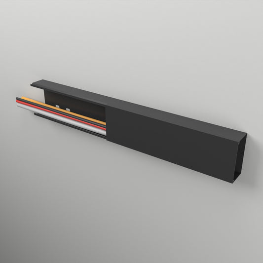 CILSON Kabelkanal 80×40 mm Schwarz an der Wand montiert – Deckel teilweise abgenommen, Leitungen liegen im Kanal, Bodenlochung sichtbar